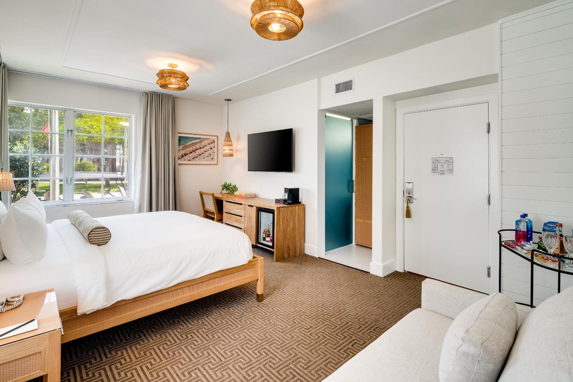 Suite Junior con cama extragrande y vistas al parque